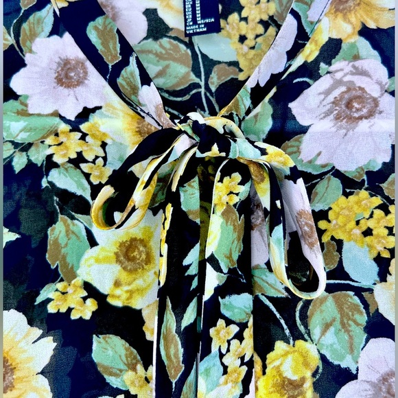 Forever 21 Floral Long Sleeve Tie Front Blouse - Picture 3 of 4